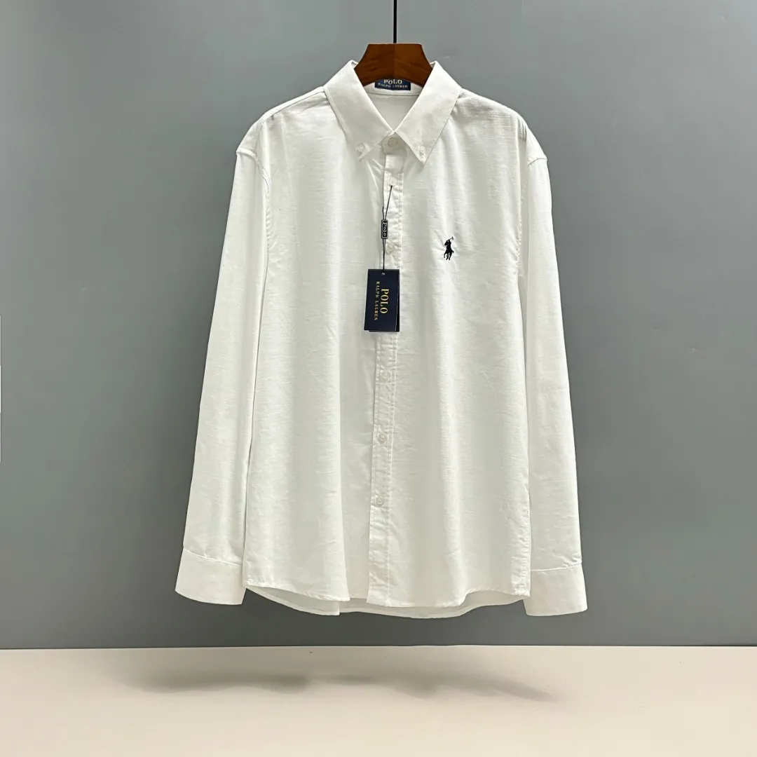 🅿️220 Ralph Lauren/Ralph Lauren early autumn linen embroidered shirt is made of custom-made natural plant fiber linen fabric with a unique bamboo texture. It has a simple and simple beauty. It has a loose fit and a three-dimensional upper body. The lines are smooth and natural. From the shoulder line to the waist line to the hem, the line transition is smooth. There are no unnecessary folds or accumulation. The whole body is neat and stretched. The chest is embellished with the iconic pony embroidery. Simple but highly recognizable. The color transition of the embroidery thread is natural. The stitches are even and uniform in size. The stitches can also connect naturally and the lines are smooth and not stiff. Size: S M L XL